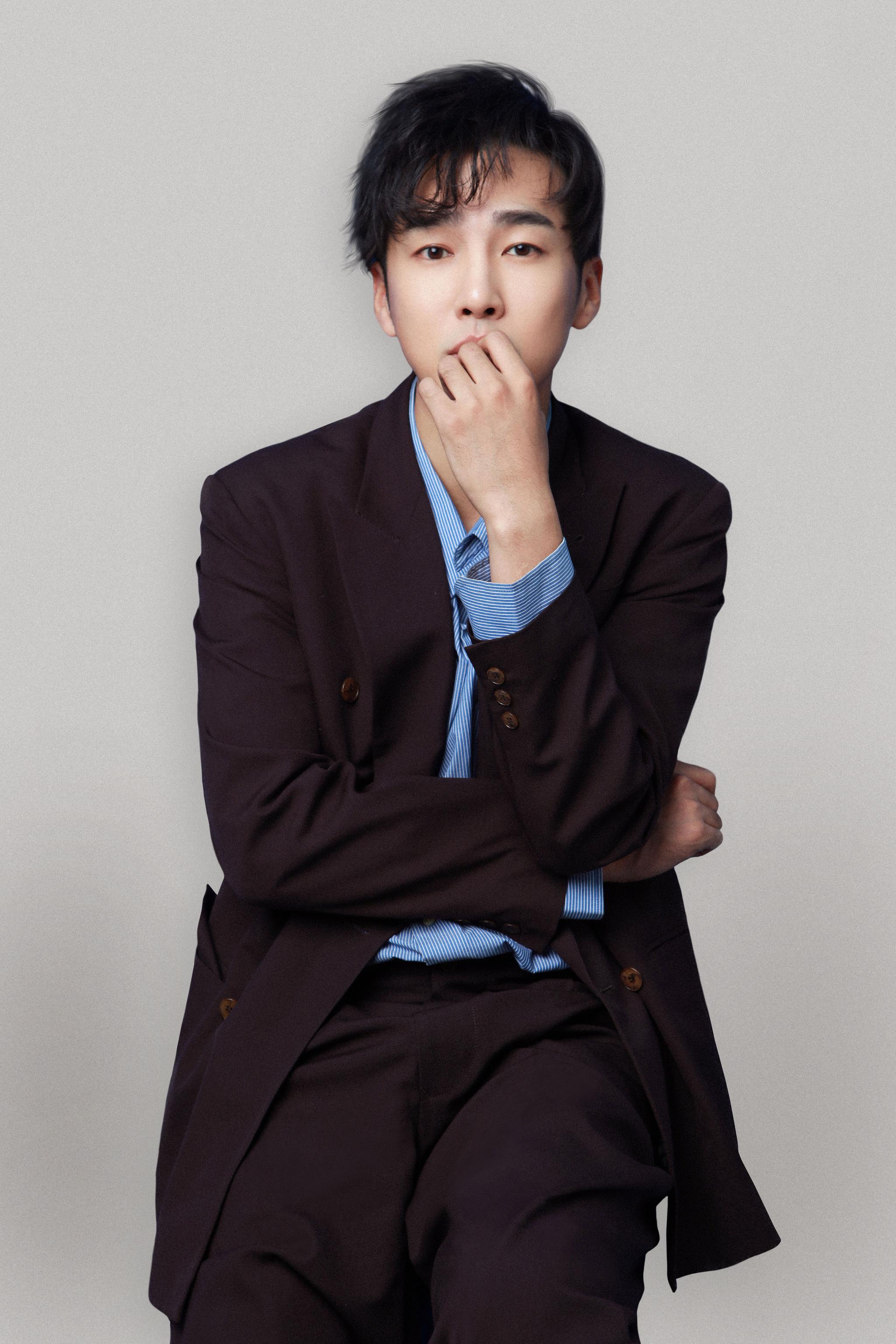 邹廷威写真曝光化身洒脱不羁复古绅士