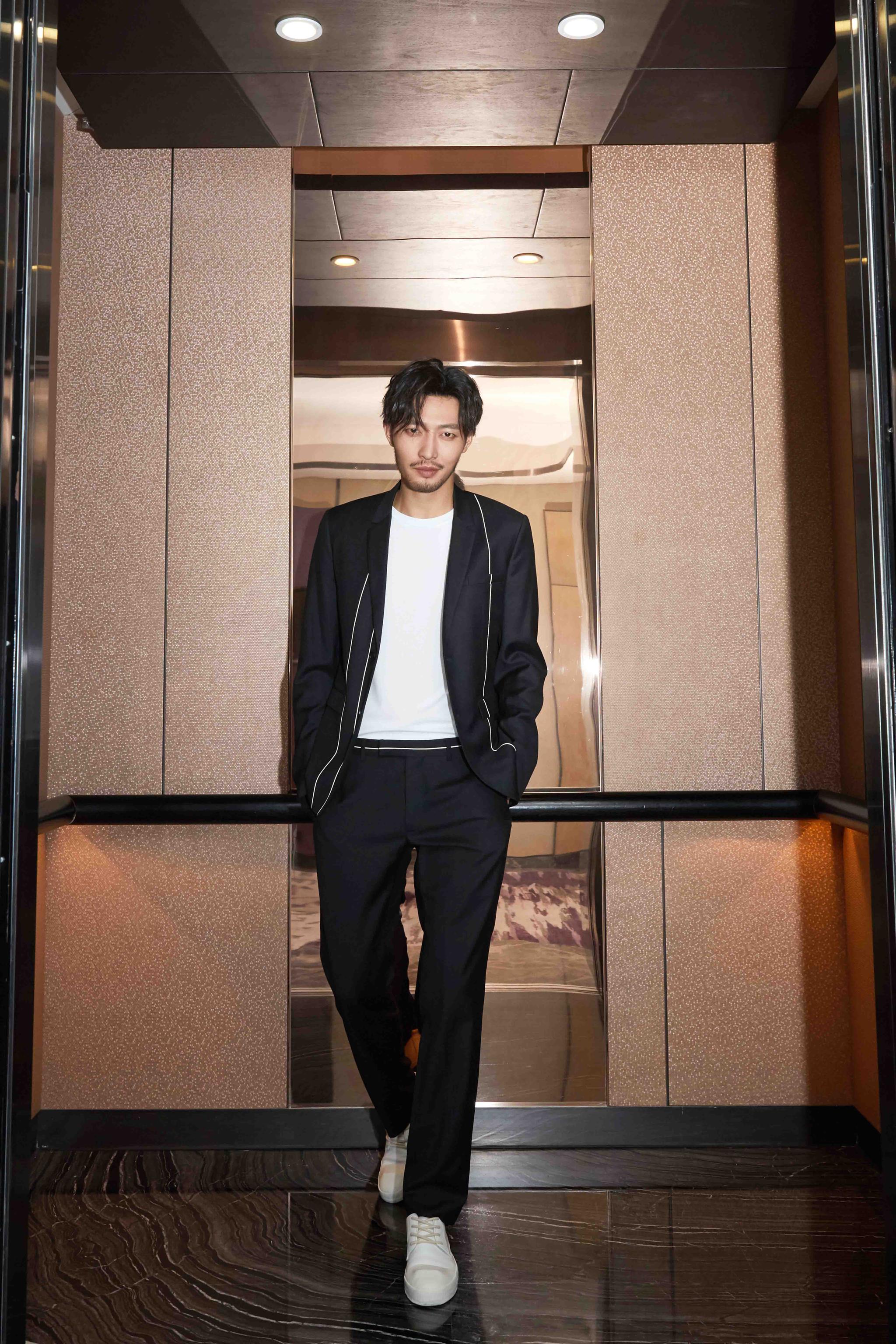 《全职高手》剧组亮相星光红毯 白翔黑色西装诠释绅士风尚