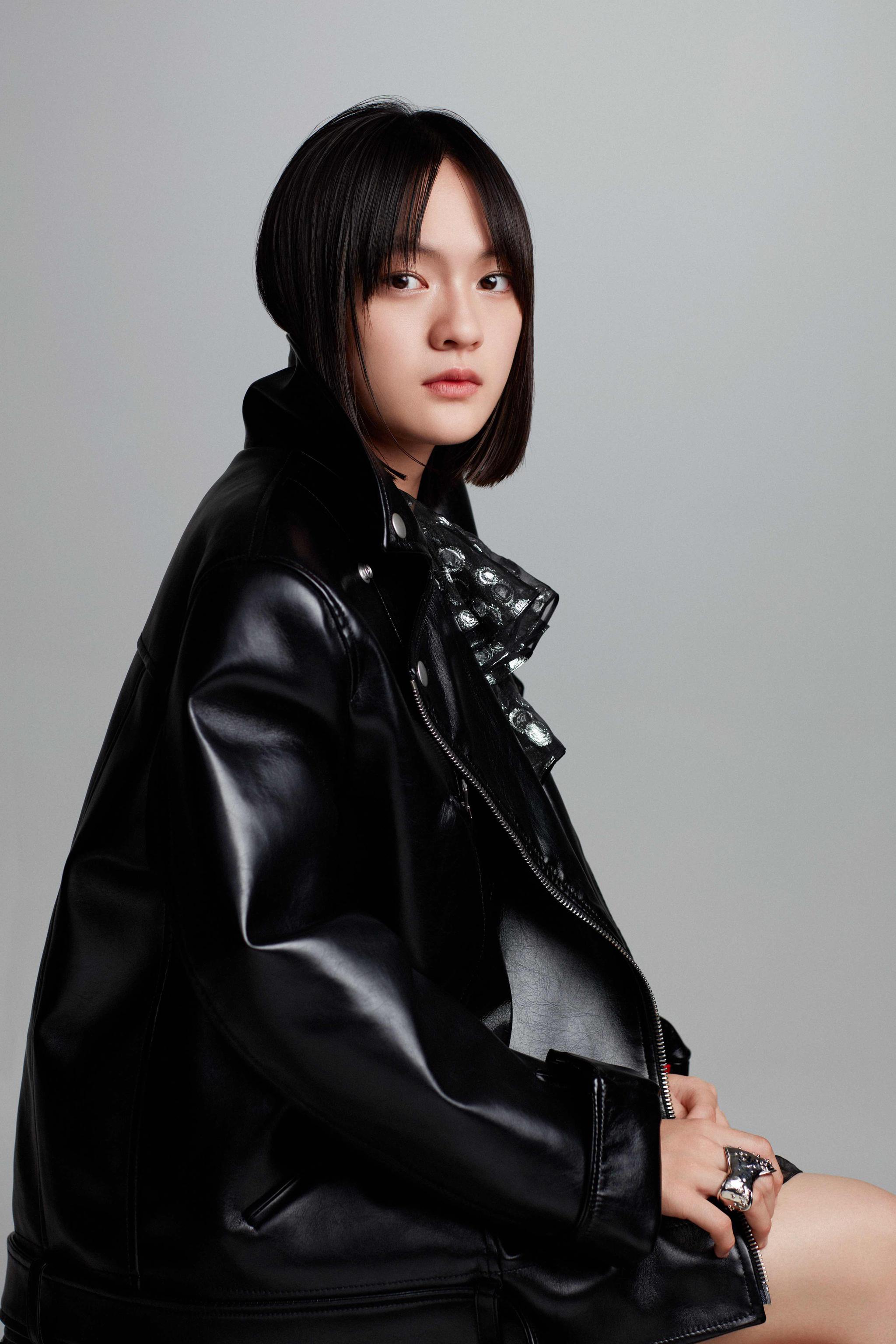 有棱角也柔和!文淇皮衣出镜再现回眸杀