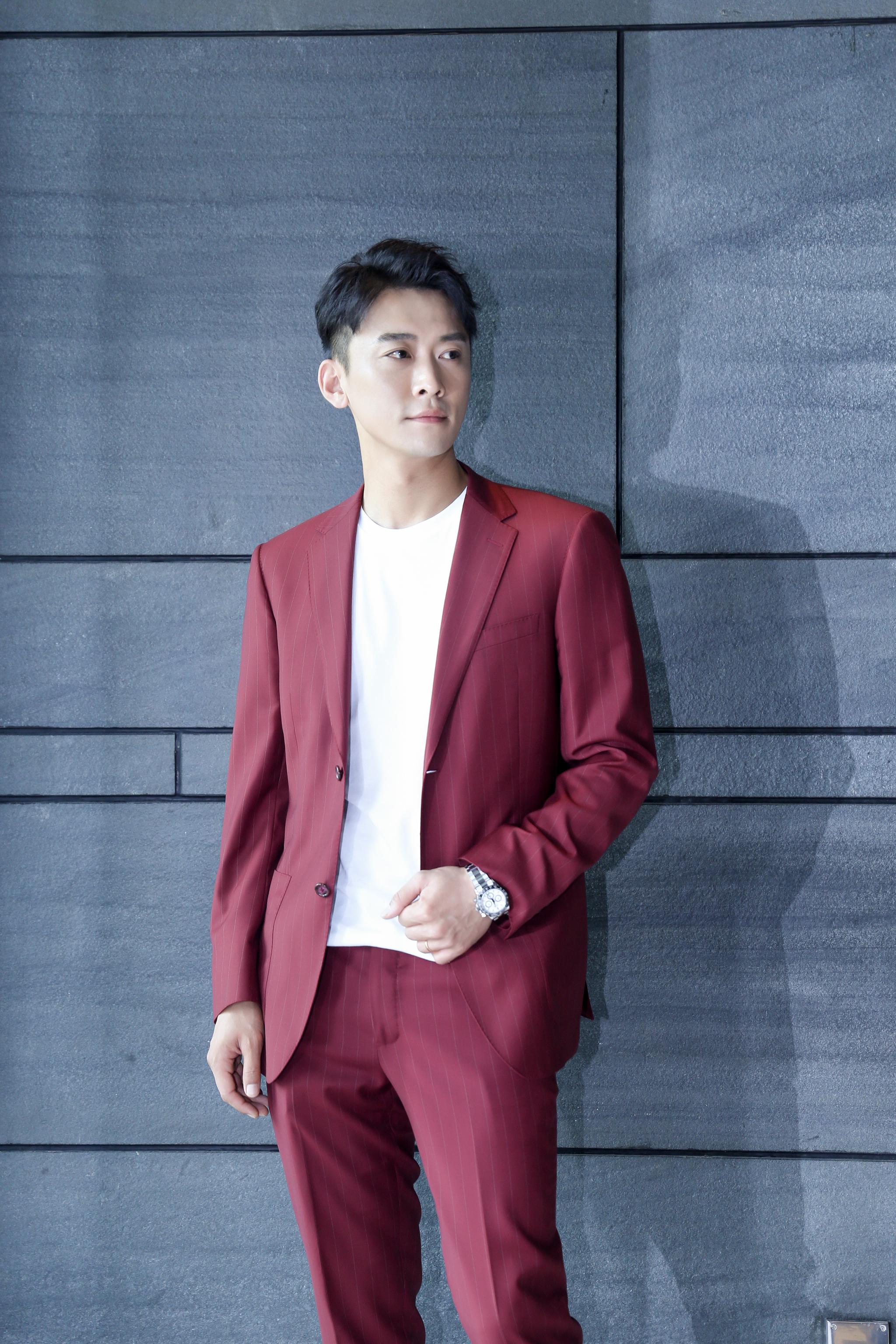 郑奇初秋写真曝光 红色西装吸睛又撩人