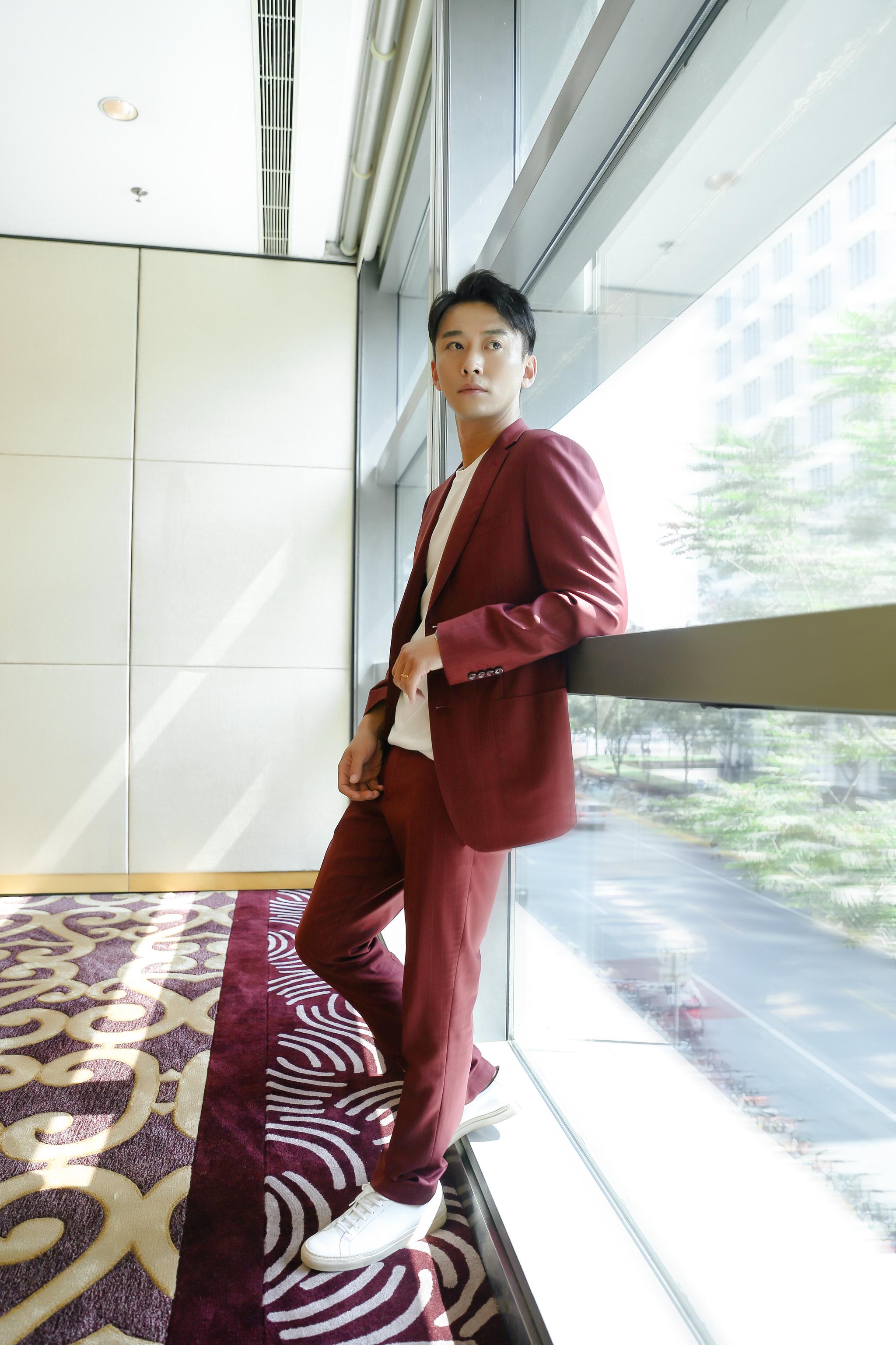 郑奇初秋写真曝光 红色西装吸睛又撩人