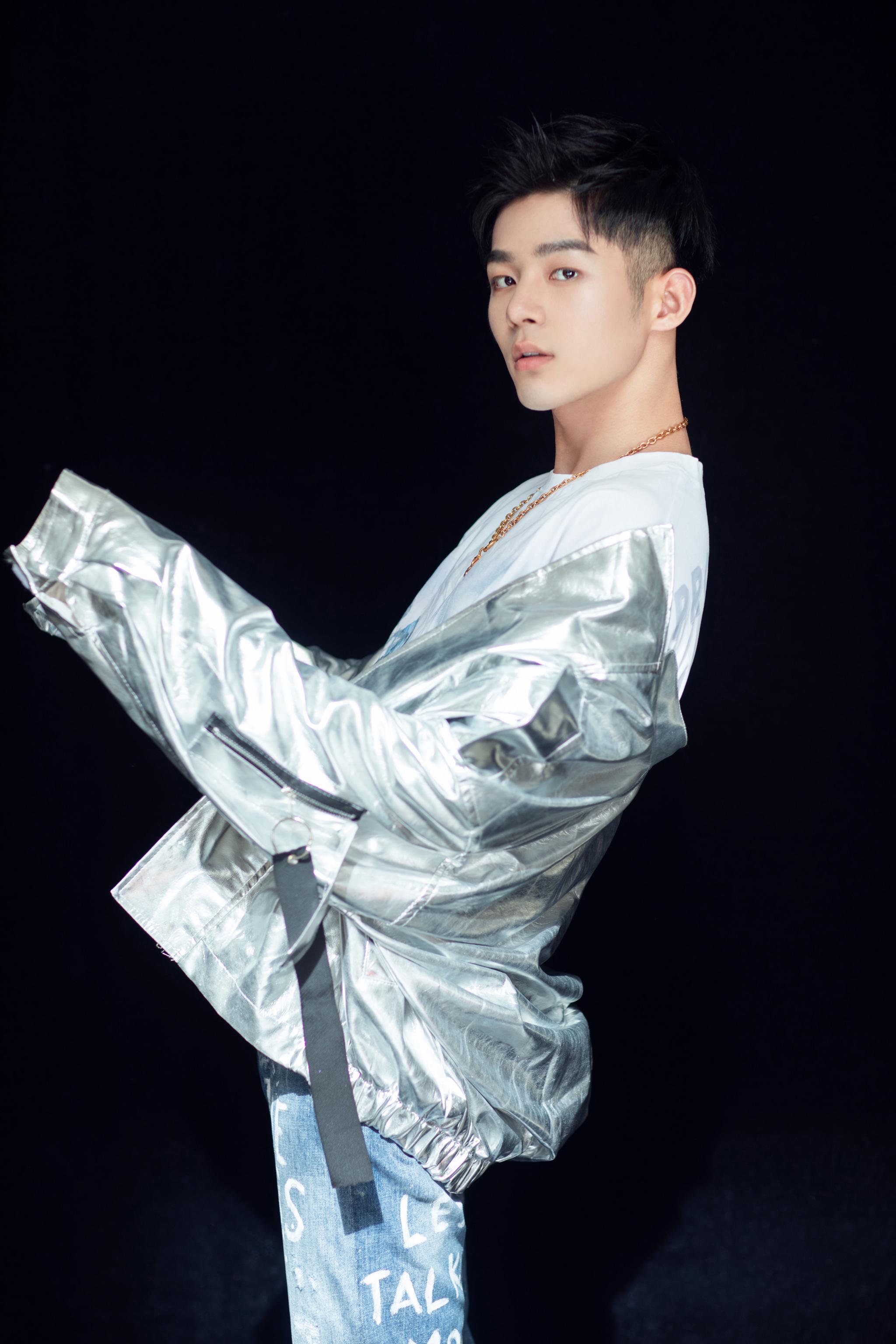 演员潘宥诚曝超强气场写真照,镜头表现力满分_高清图集_新浪网