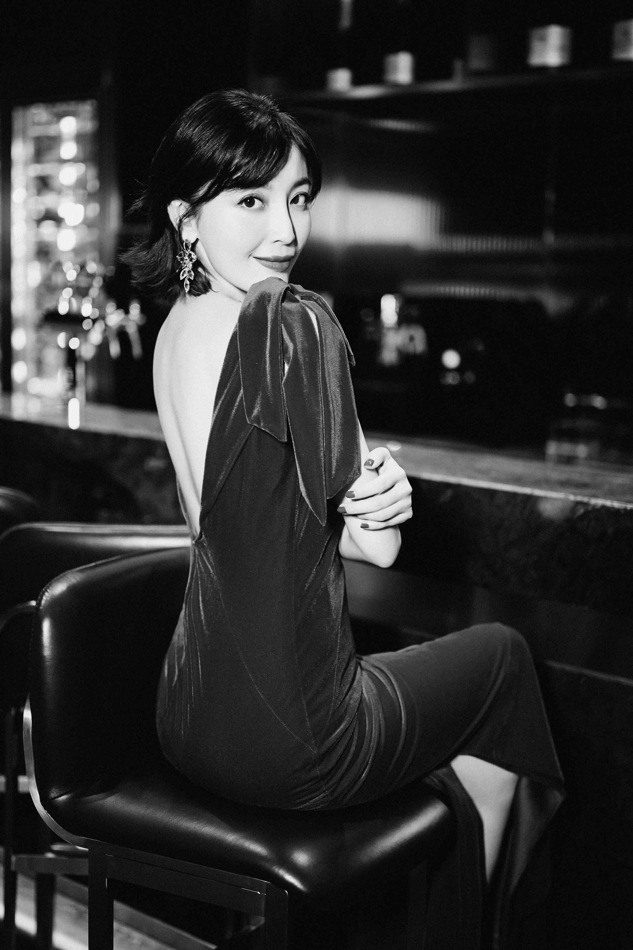 高晓菲黑白复古照尽显性感曼妙身线