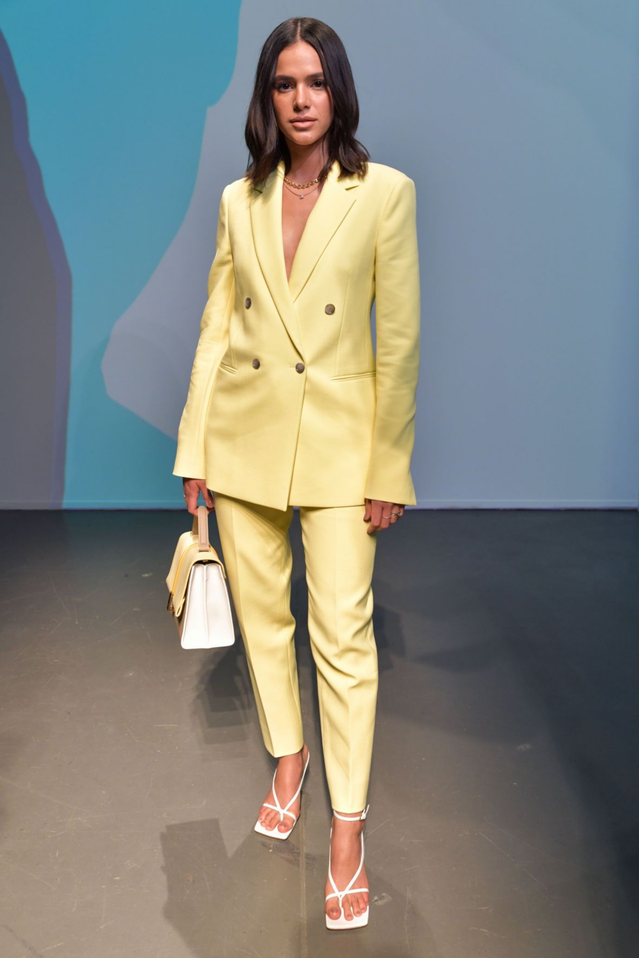 内马尔前女友布鲁娜现身米兰秀场身着黄色西装美极了