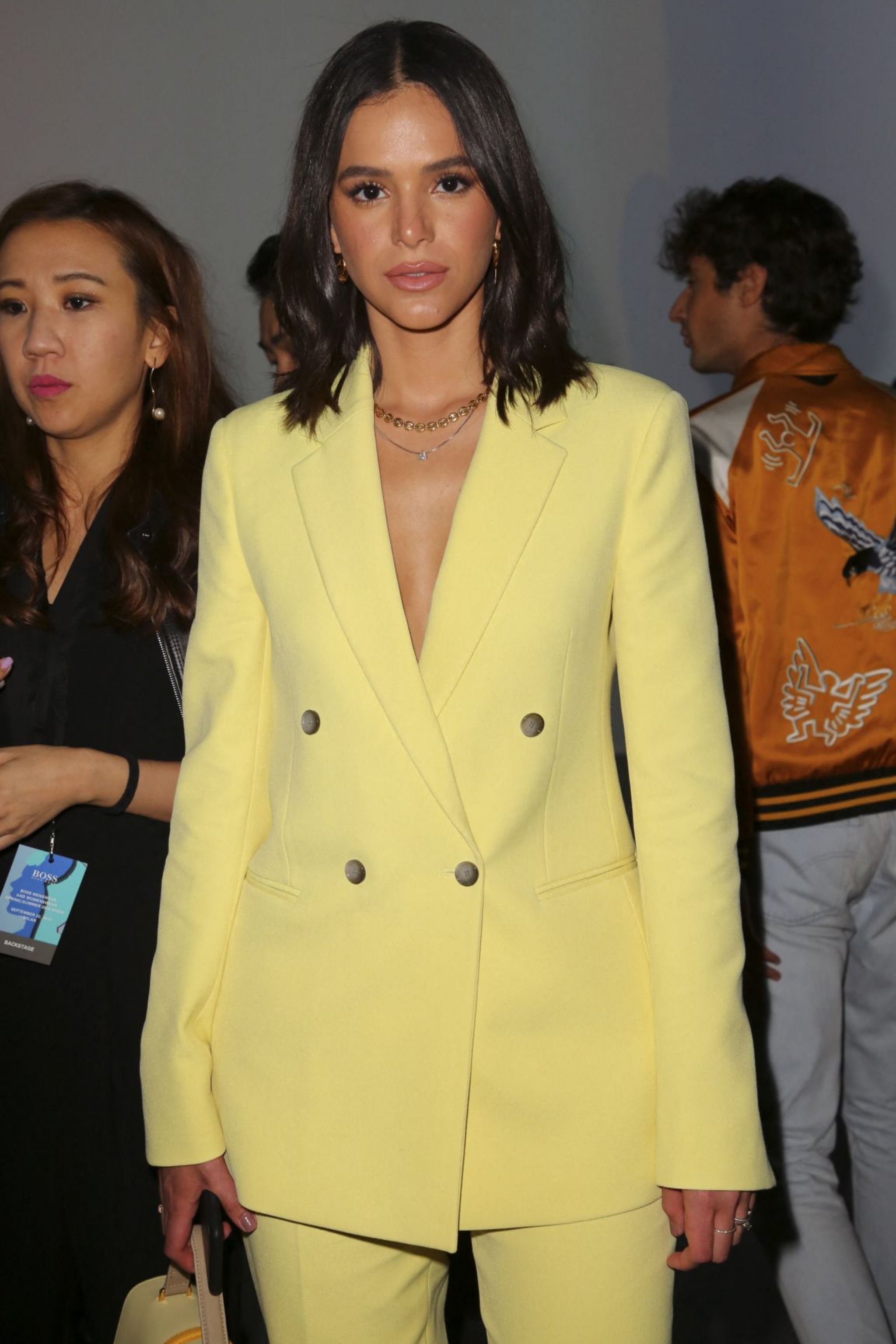 内马尔前女友布鲁娜现身米兰秀场身着黄色西装美极了