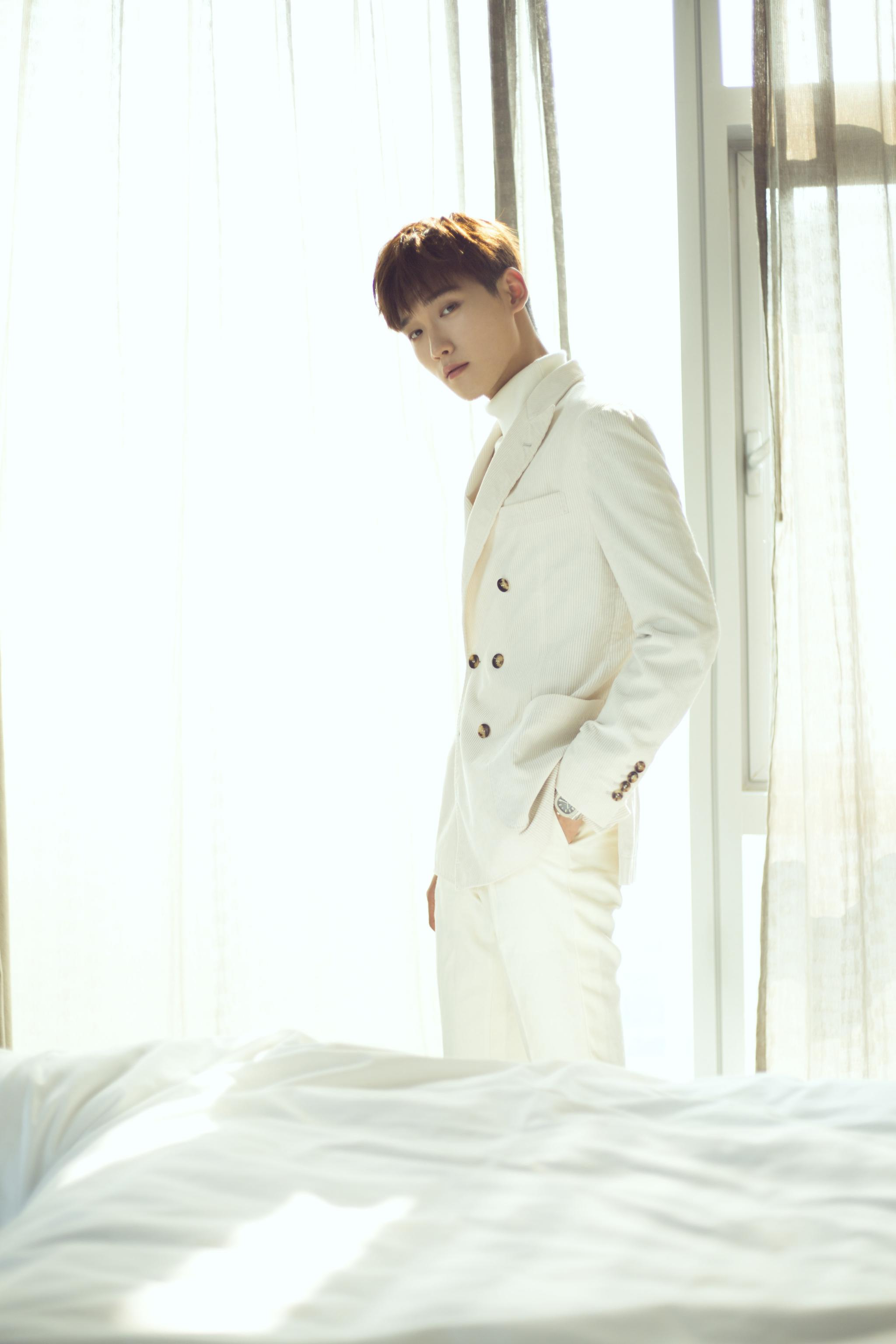 邢昭林初冬写真曝光 白衣少年浅笑瞩目暖人心