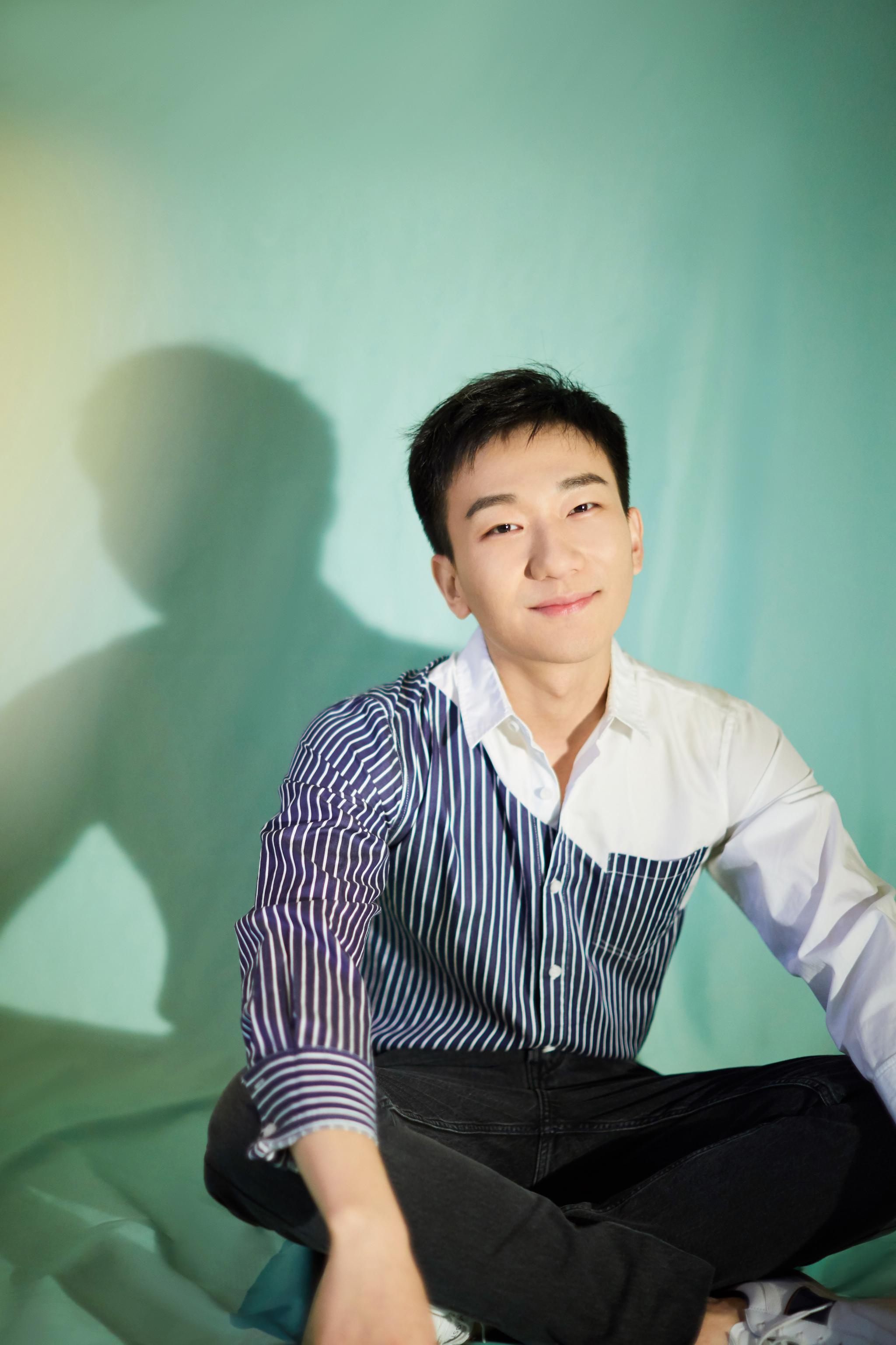 吴昊宸写真温暖十足 凝眸浅笑上演学长侧颜杀