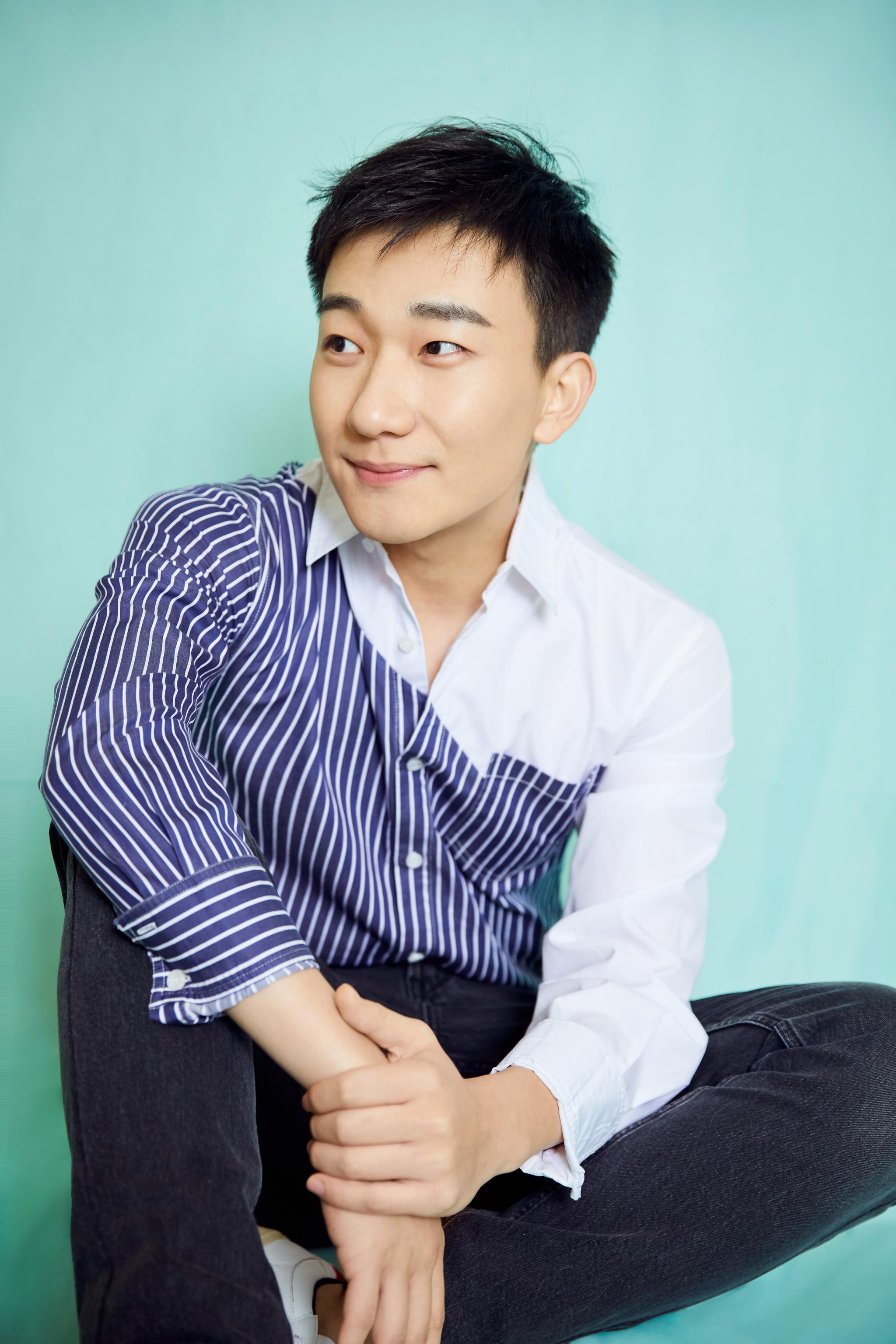 吴昊宸写真温暖十足 凝眸浅笑上演学长侧颜杀