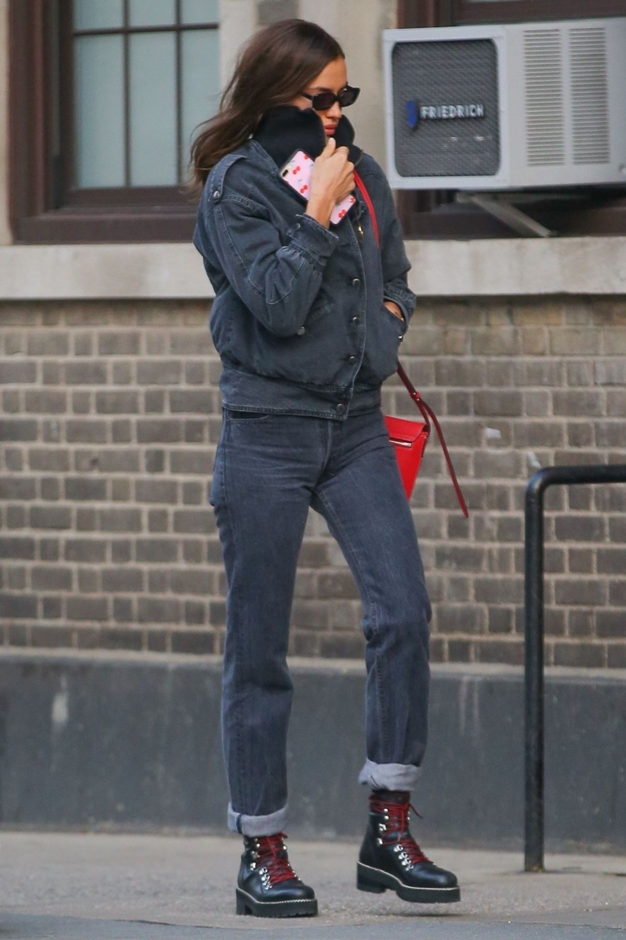 c罗前女友莎伊克不愧是老牌名模,穿着大皮靴漫步街头,真有味道