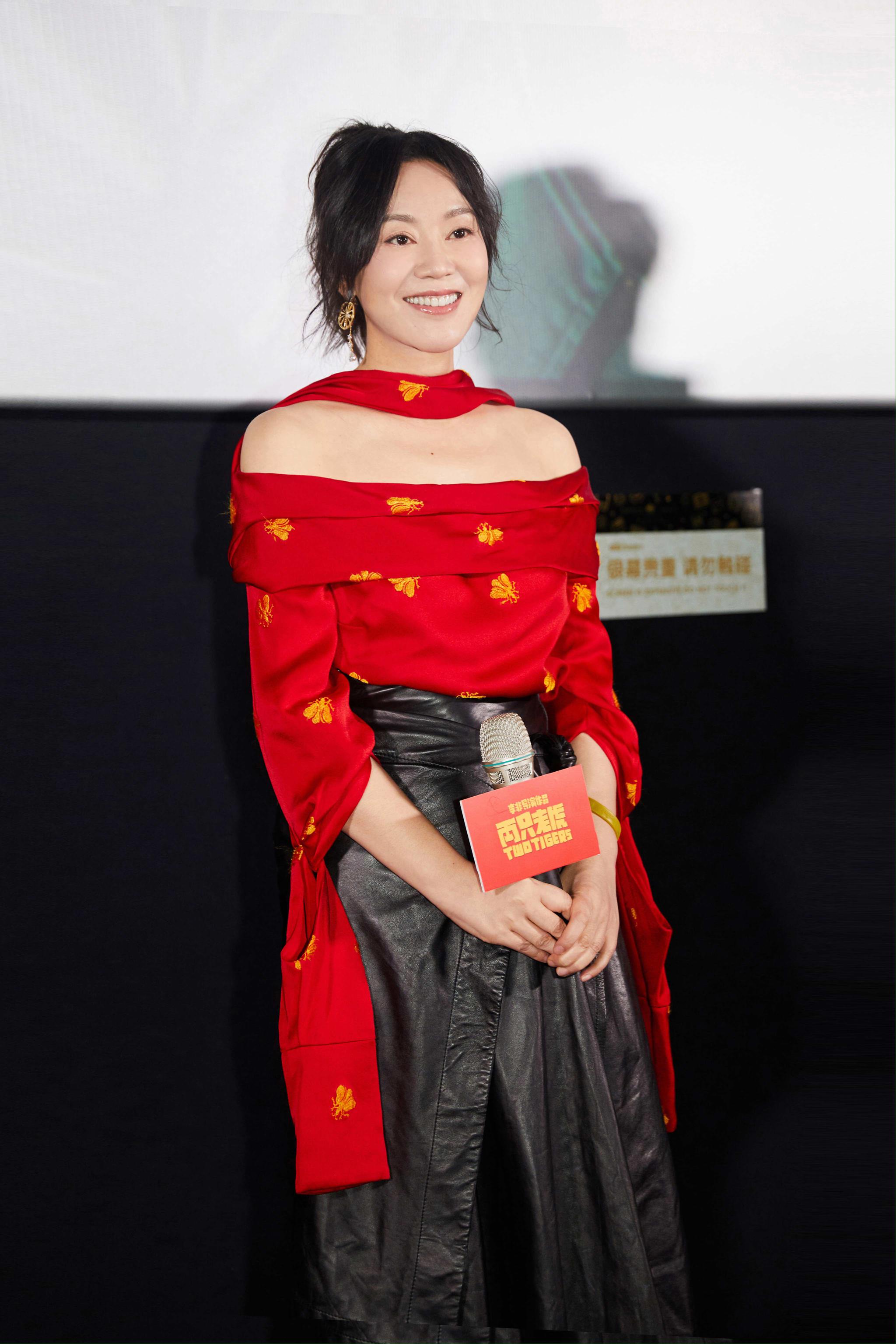 闫妮出席两只老虎首映霞气满满手绘葛优神似小丸子爷爷