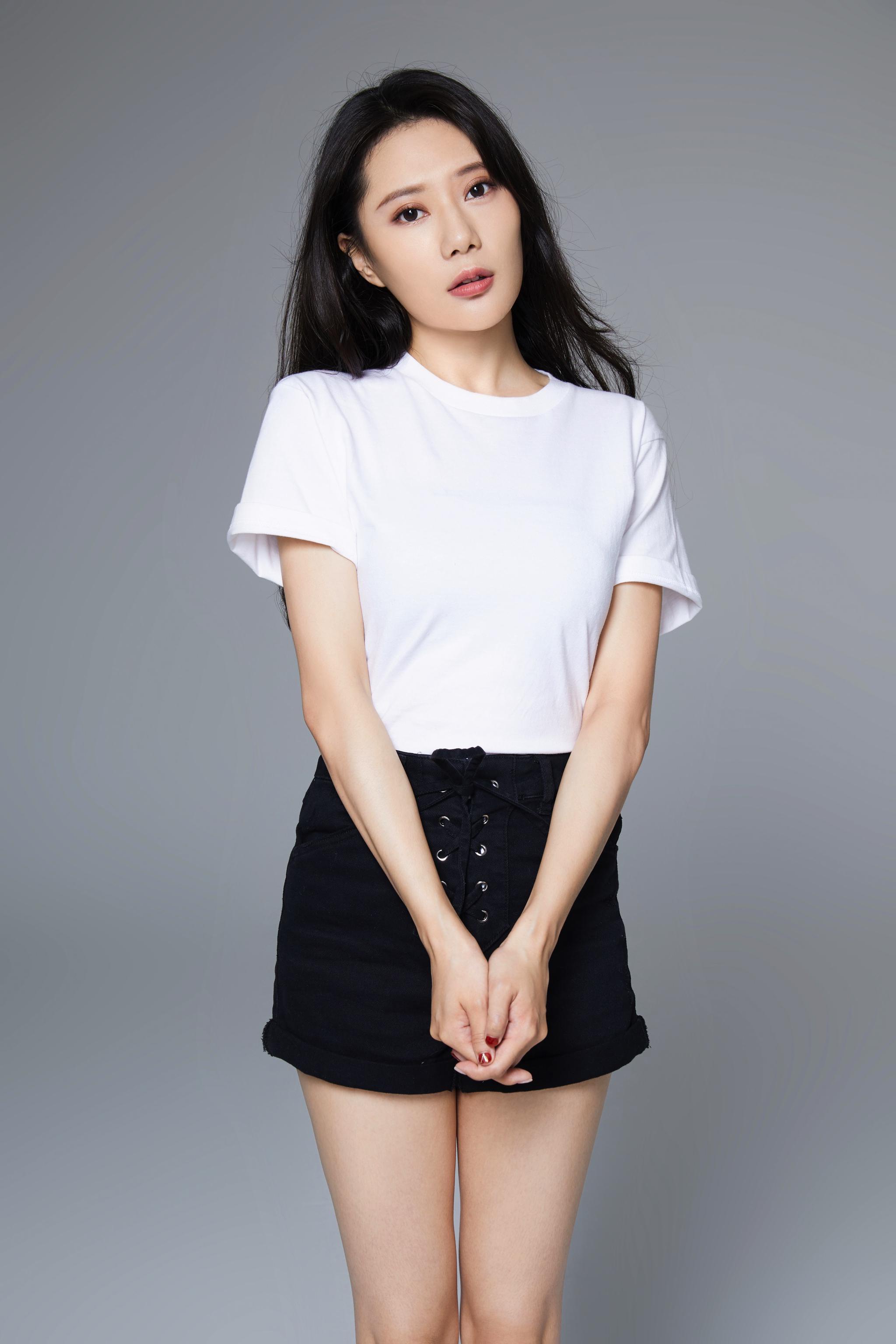 李朵化身精灵少女 真实自在俏皮迷人