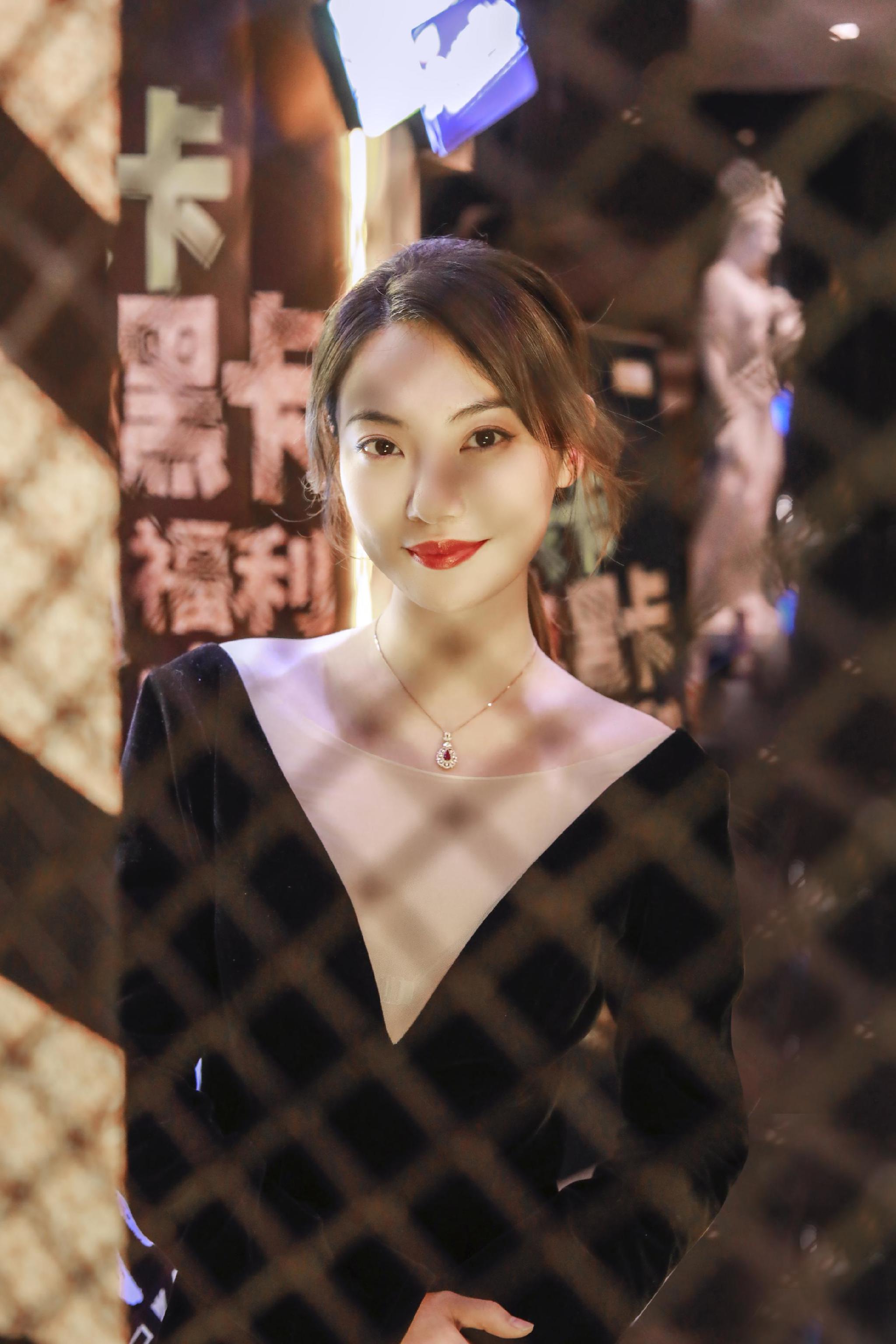 演员尹彤出席时尚盛典 长裙优雅尽显迷人气质