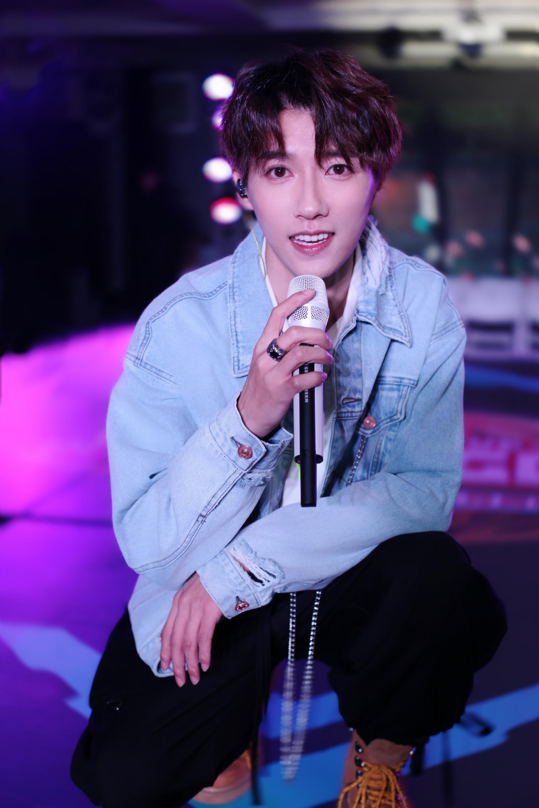 贾征宇京东校园live初恋学长温情献唱助燃现场