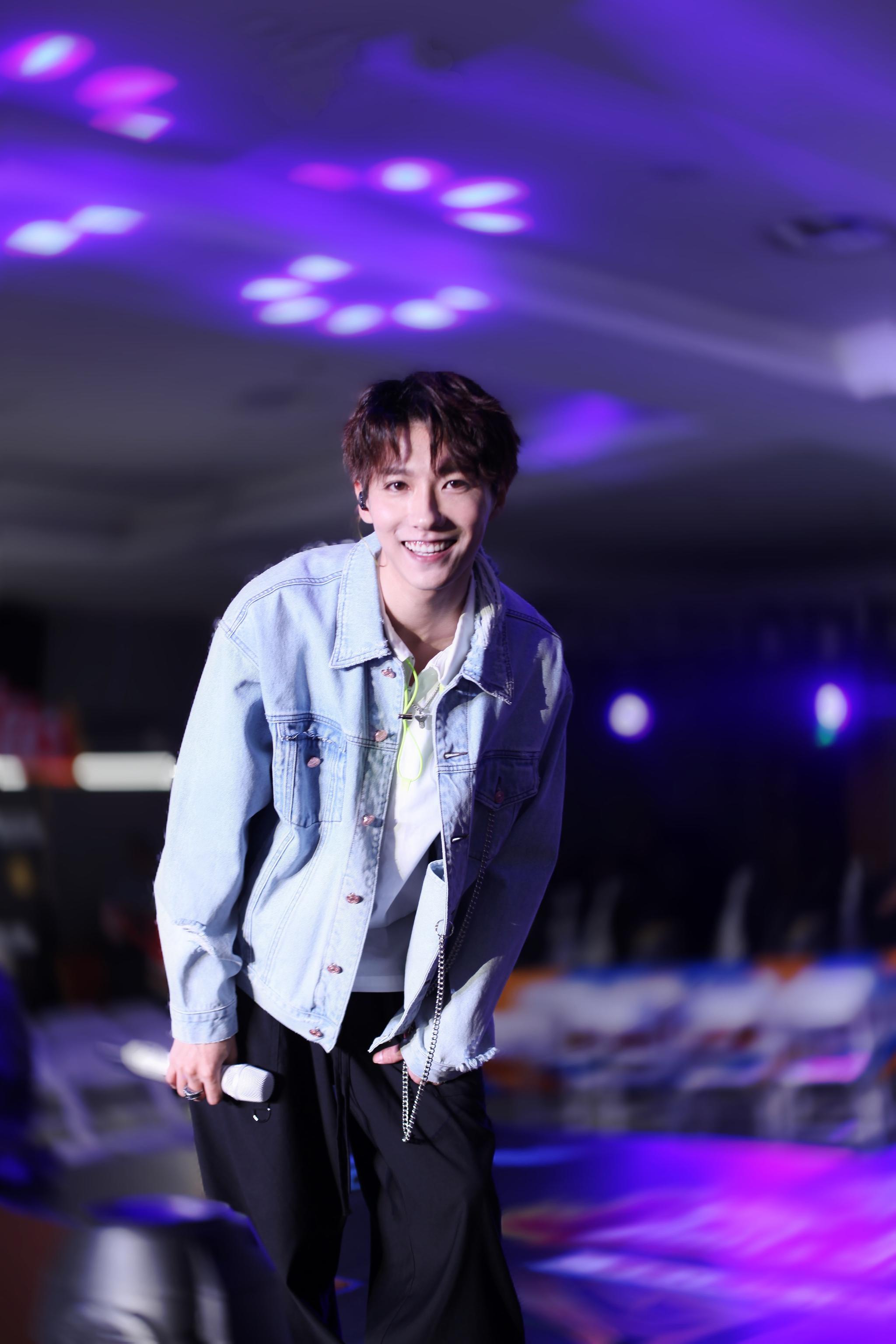 贾征宇京东校园live初恋学长温情献唱助燃现场