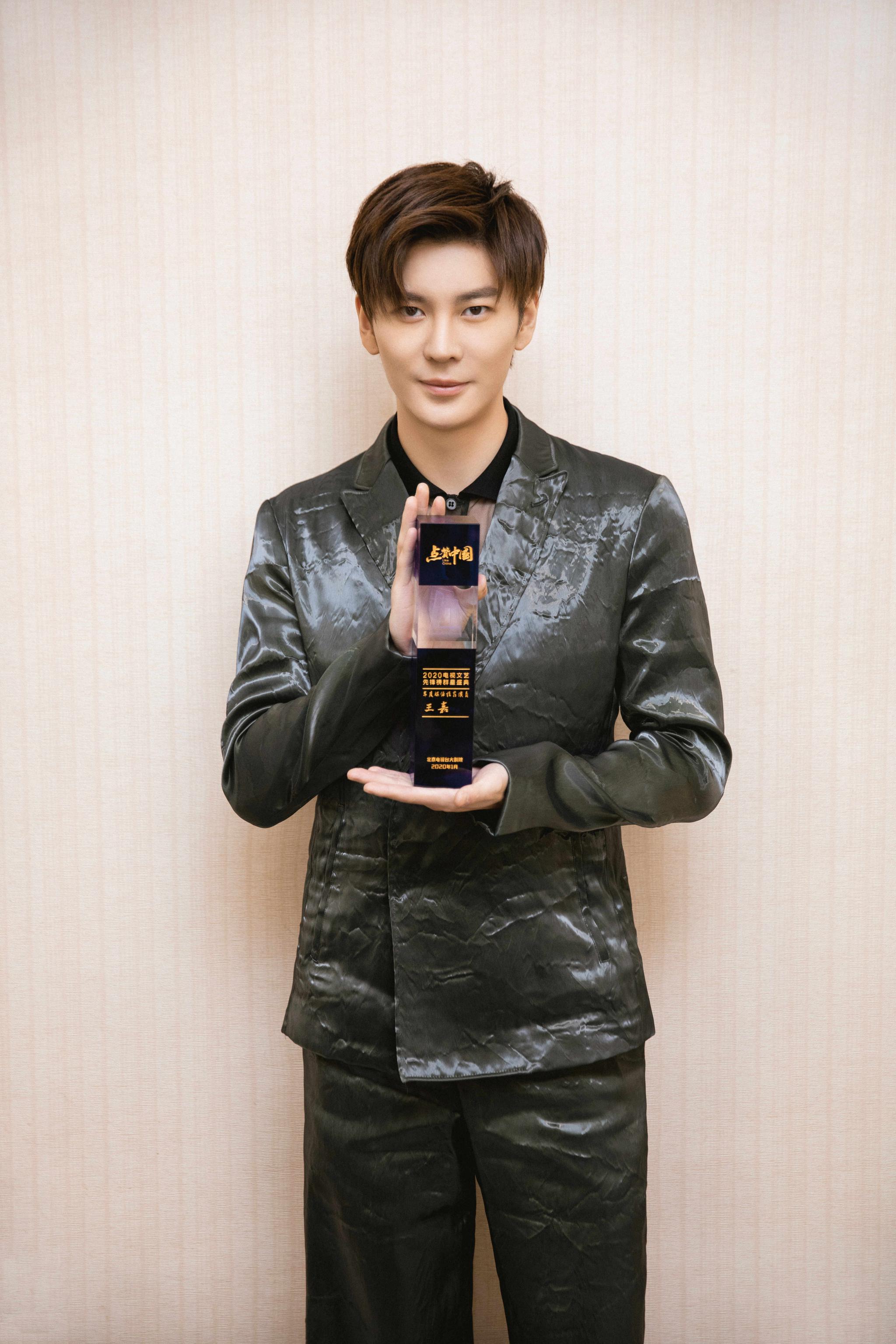 王嘉获年度媒体推荐演员演戏主持唱歌被称全能