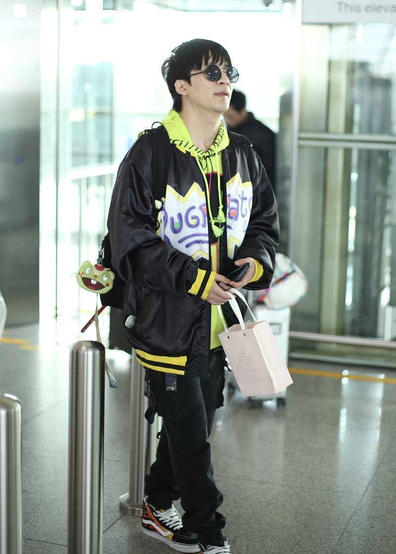 大张伟街拍:缎面字母飞行夹克工装裤 vans球鞋帅气潮男