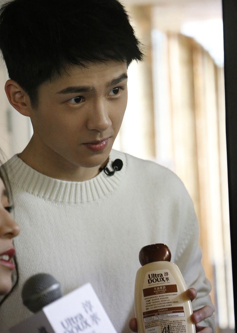 刘昊然在家写论文,与杜海涛视频,网友:就像我和男朋友视频一样