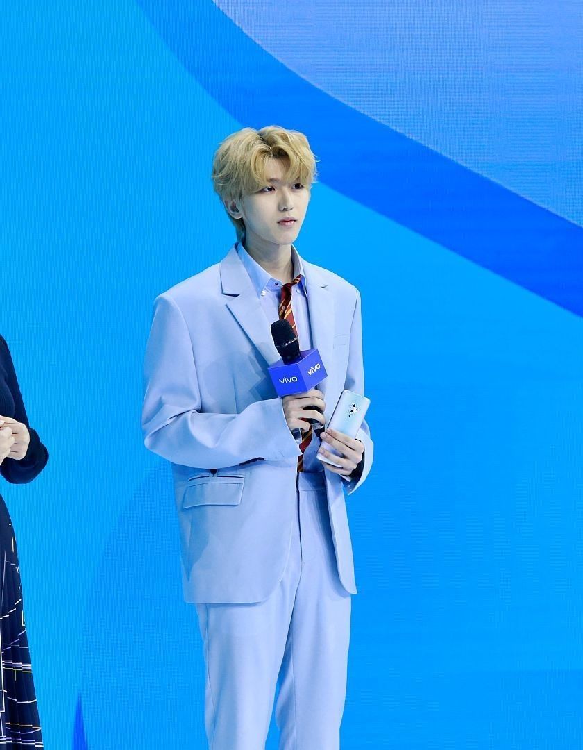 漫撕男蔡徐坤蓝色西装英俊潇洒金发大眼太瞩目