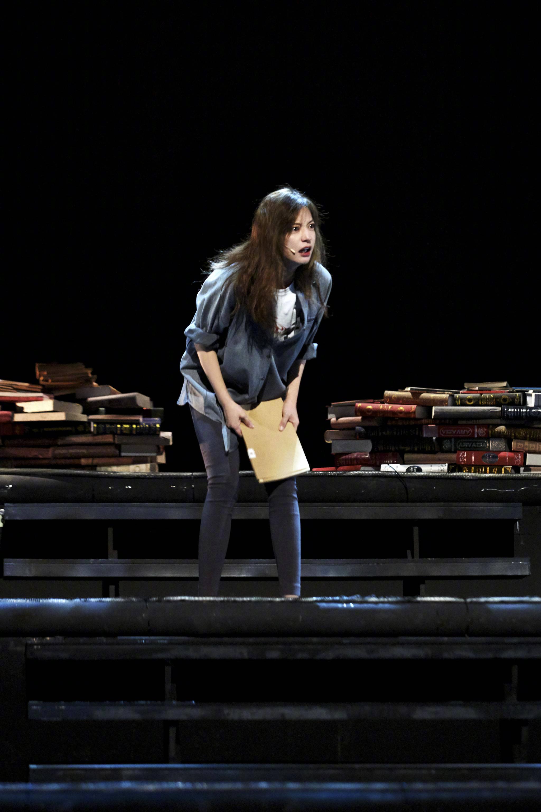 姑娘感满分近日赵薇工作室曝光了其主演的首部话剧《求证》的新海报