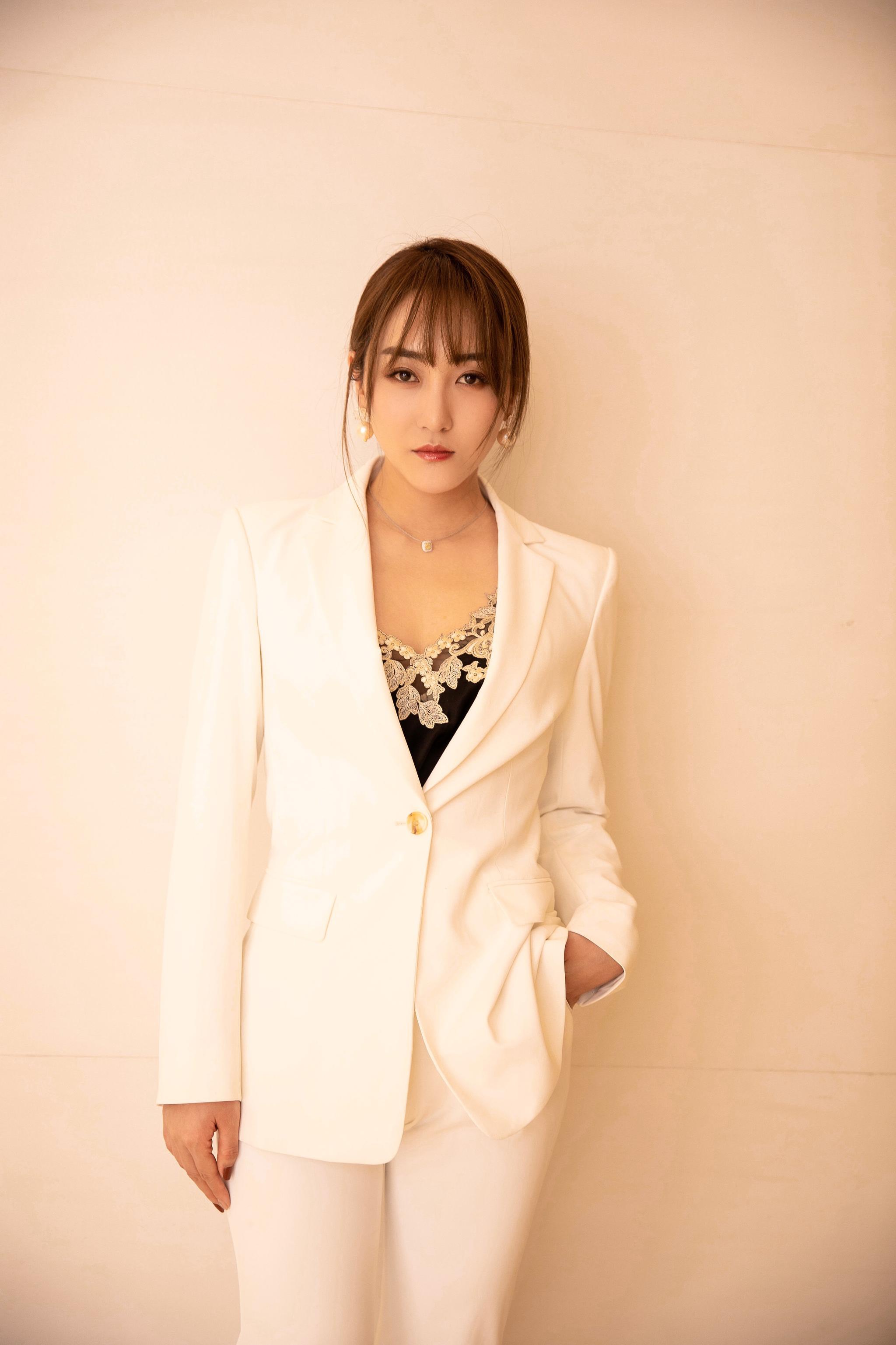 高姝瑶穿白色套装亮相时尚盛典 又美又飒大秀"天鹅颈"__财经头条