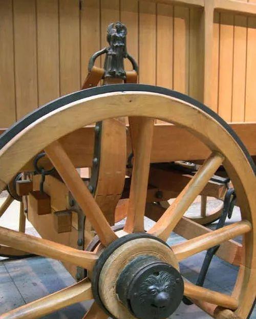 古人为了不颠坏屁股,马车是怎么减震的呢?