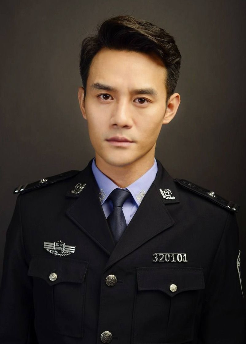 王凯好帅气呀!早期拍写真照片的他,完美诠释了成熟与霸气!