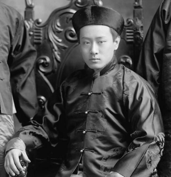 爱新觉罗·载搏是庆亲王奕劻次子,和同治皇帝是一个辈分的人,因为长得