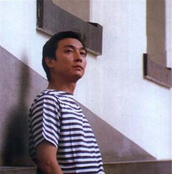 看了年轻刘松仁,才懂什么是偶像派小生,年近70拍动作戏亲自上阵