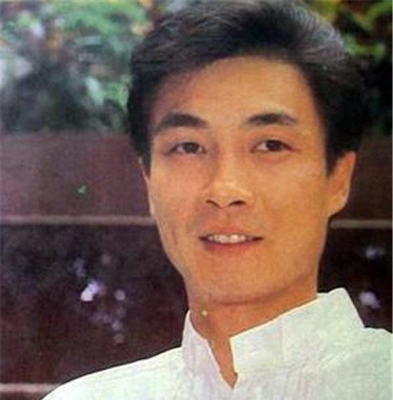 看了年轻刘松仁,才懂什么是偶像派小生,年近70拍动作戏亲自上阵