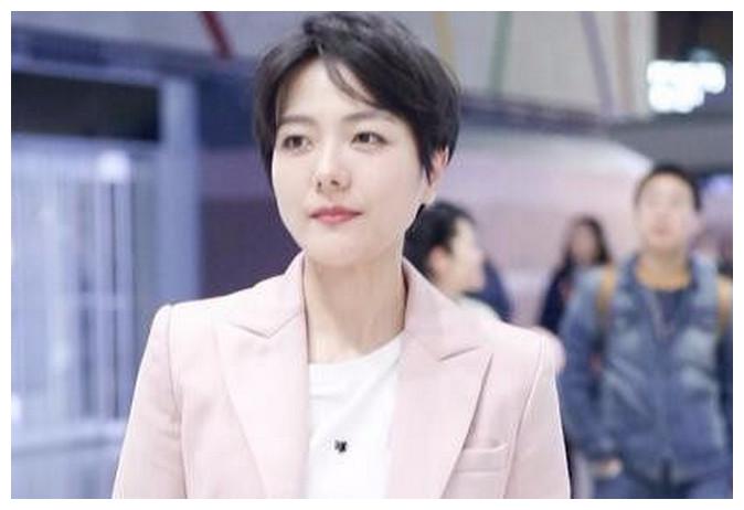 杨乐乐现身机场,短发干练知性