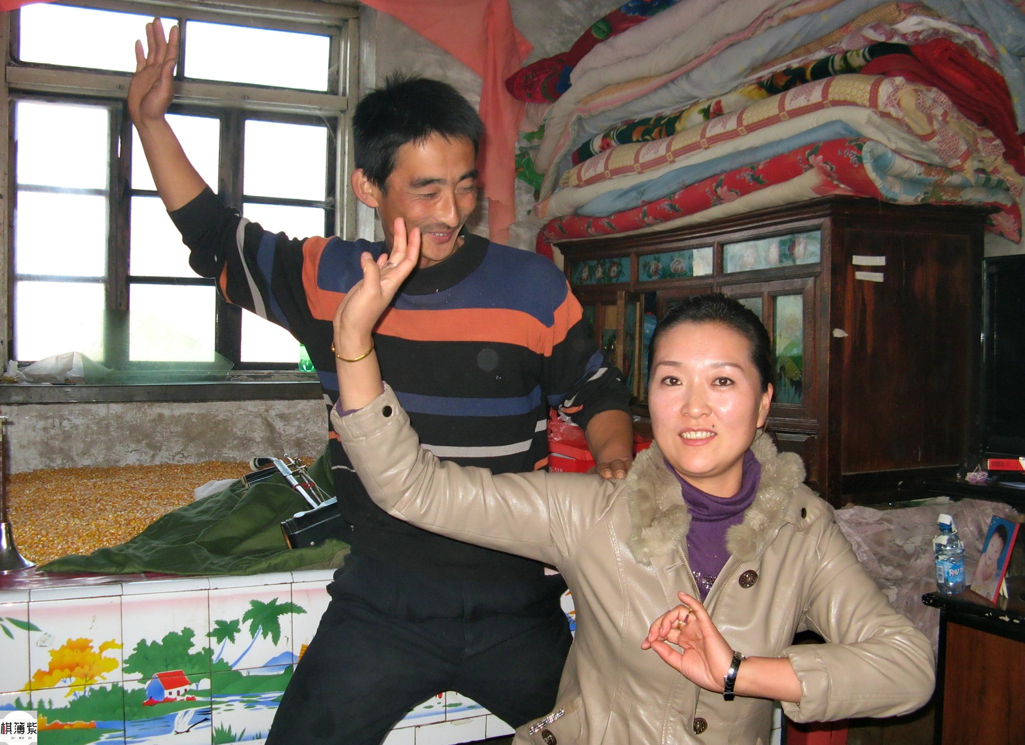 热炕头上烘玉米,紧挨炕头二人转——这样的场景一般出现在东北的农闲