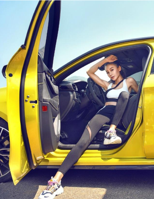 曹云金前妻唐菀晒照,穿紧身衣打扮精致,离婚8个月终于走出阴霾