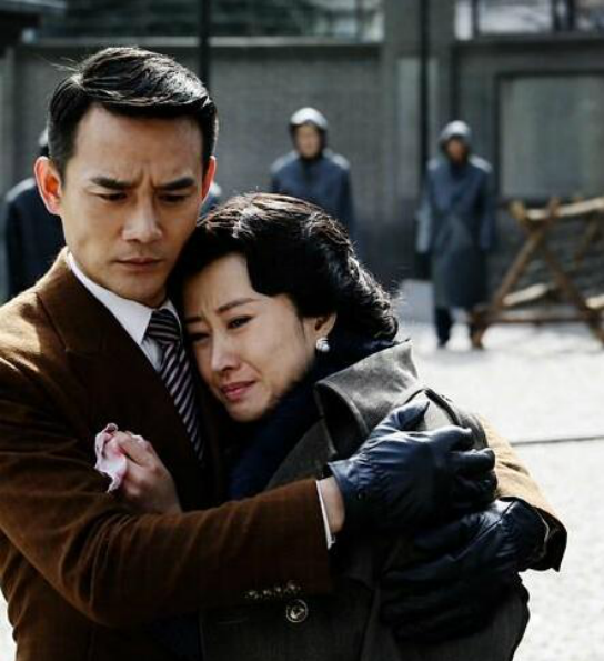 《伪装者》是由李雪执导,胡歌,靳东,刘敏涛,王凯等人领衔主演的一部