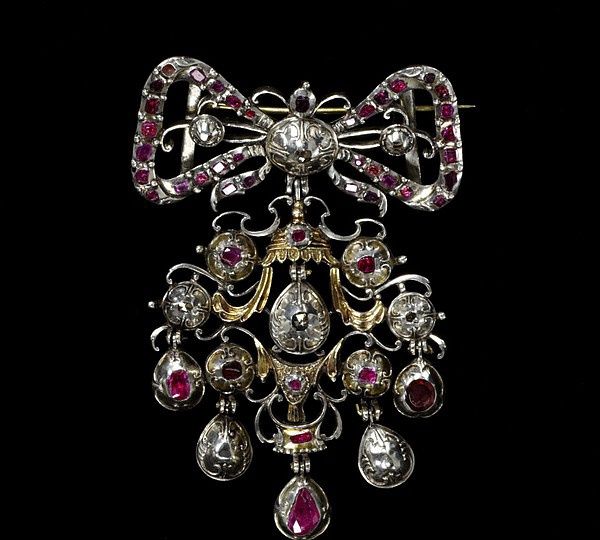 俄国沙皇的奢华品味,每件胸针都是无价之宝|沙皇|俄国|珠宝_新浪新闻