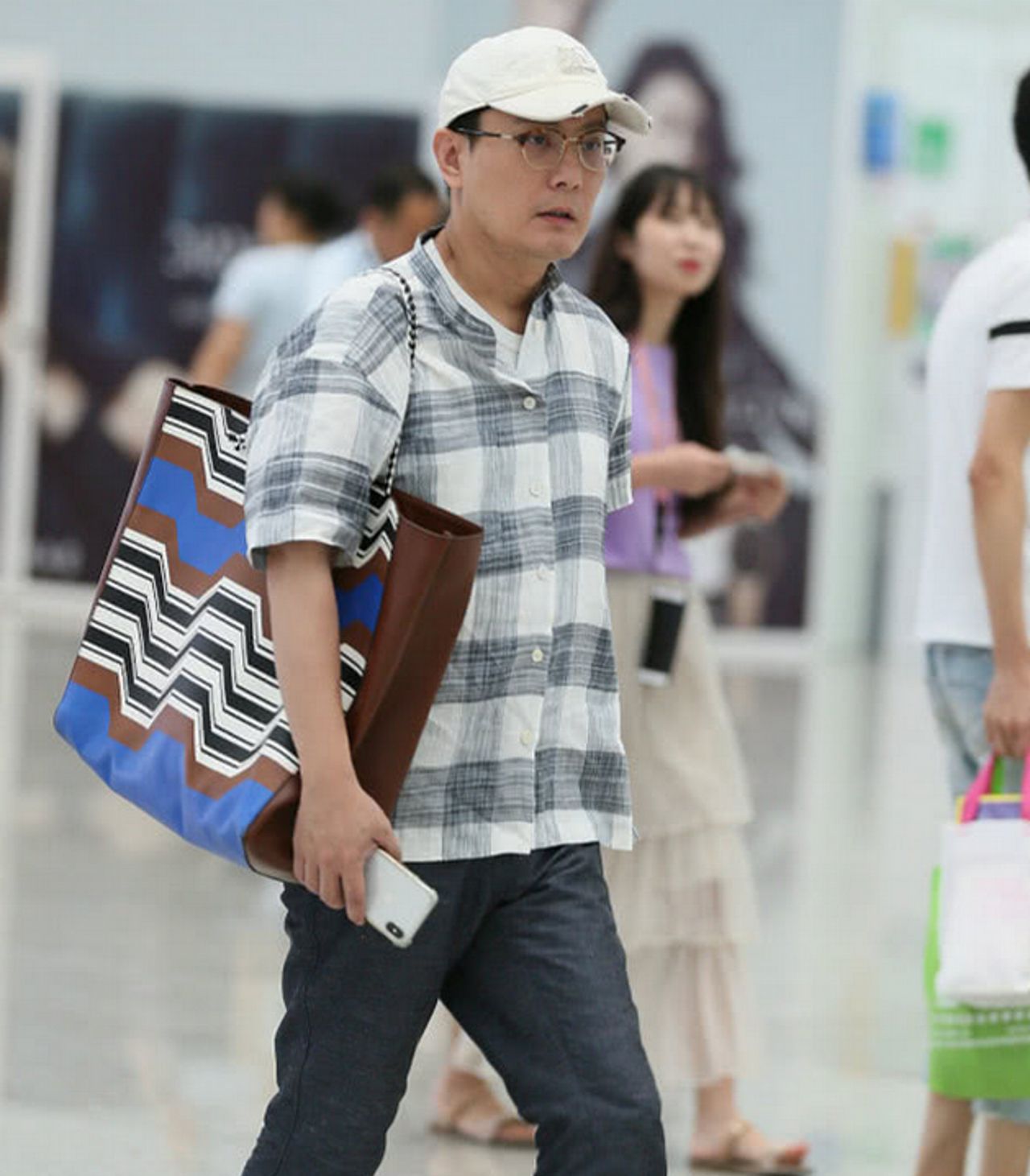 51岁张信哲近照,真的老了瘦的不行,穿着打扮还是可以赞赏的!