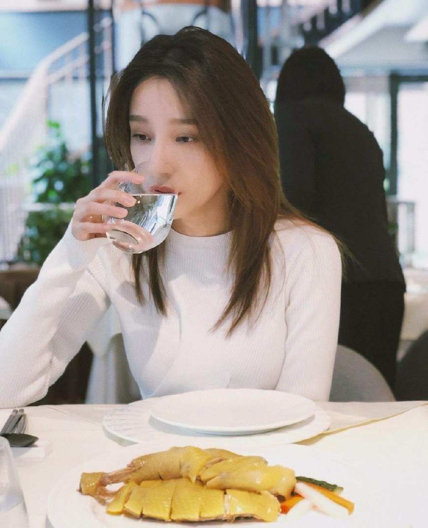 继董卿之后,最美央视主持马凡舒,平凡应对内裤事件,霸气侧漏