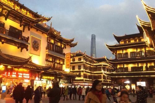 城隍庙让你全面地领略到上海的历史、建筑、文化、风情，传统