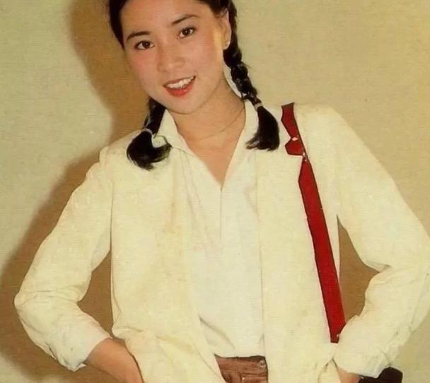 66岁林凤娇遇婚姻危机临危不乱与成龙恩爱37年笑到最后