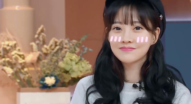 冯莫提上《口红王子2》卸妆,当她顺手摘掉假发后,何炅表情亮了