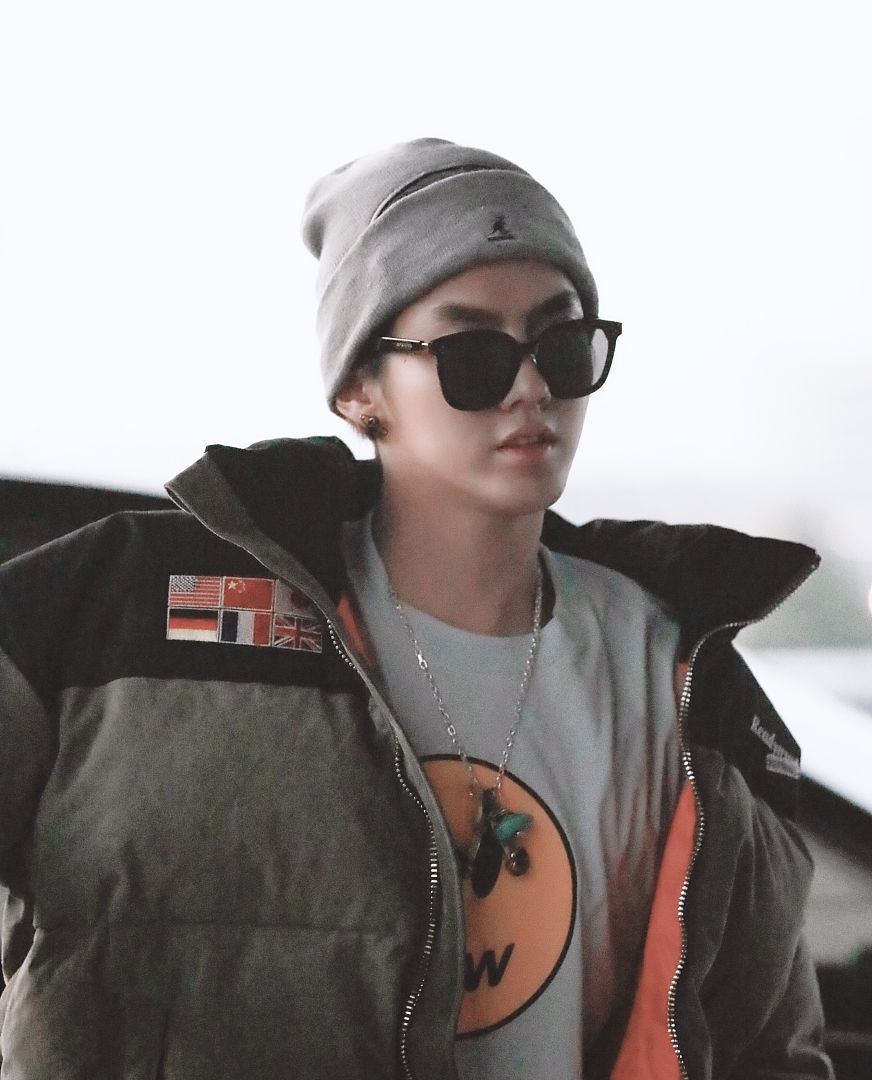 吴亦凡帽子墨镜嘻哈范十足,素颜现身帅气有型