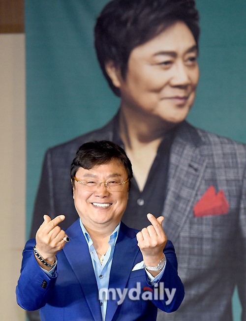 韩国歌手金南镇出道55周年纪念限定专辑发布会