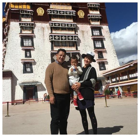 降央卓玛与老公丁珍曲扎近照老公185英俊潇洒超浪漫