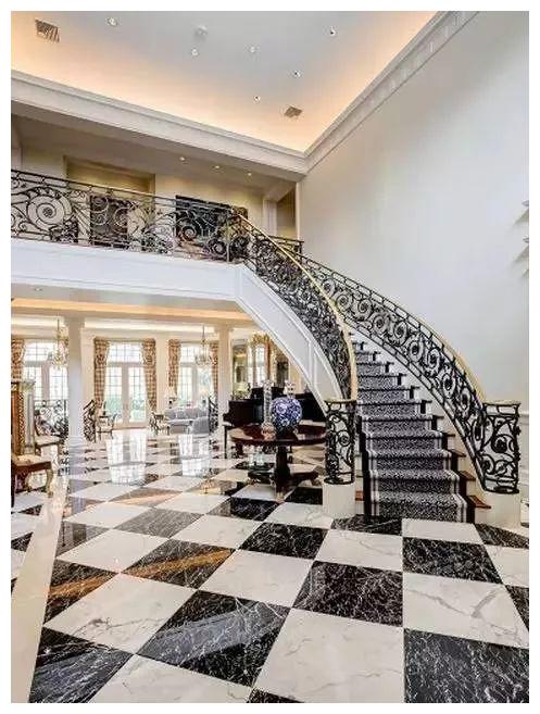 千万别委屈别墅，不配个大理石楼梯怎能体现豪宅气质