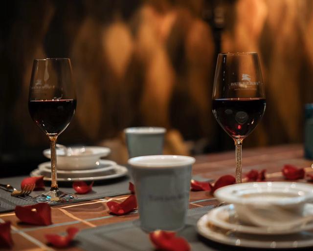 女性与红酒:三月八号来这里与女神们来一次精彩的邂逅吧