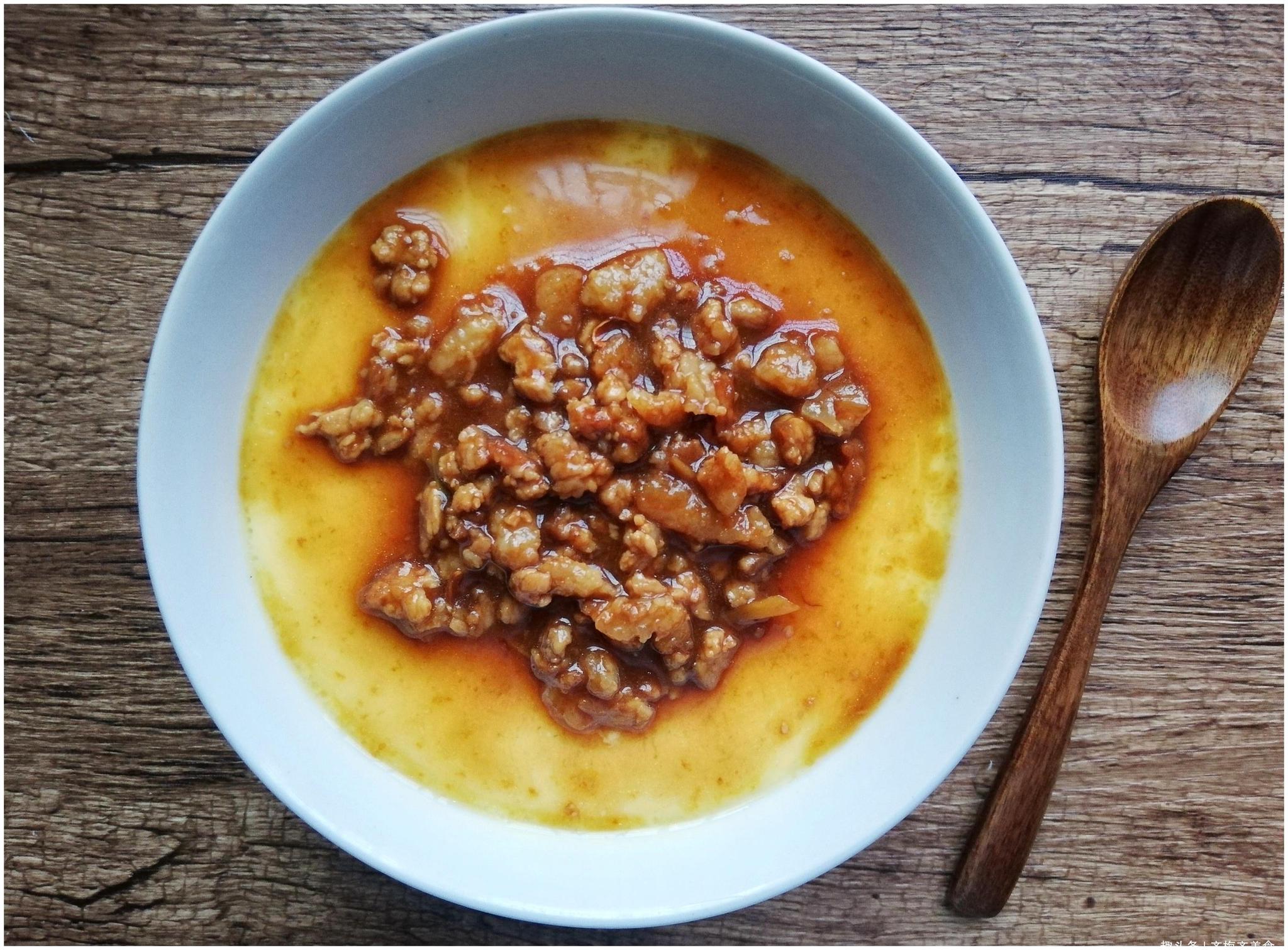 鸡蛋和瘦肉这样做,鲜嫩美味,做法用料超简单,上桌2分钟吃光