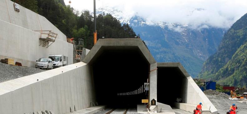 世界上最长的火车隧道全长15184公里耗时17年建成