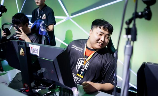 绝地求生:ifty龙四哥决赛圈一穿三qm,导致qm全队被罚款