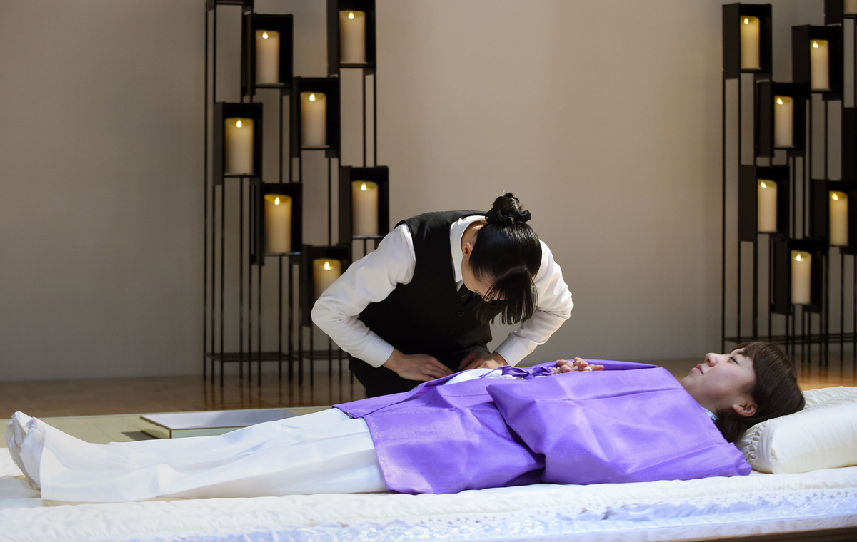 实拍日本葬礼展览会，漂亮女入殓师现场为“逝者”穿衣化妆