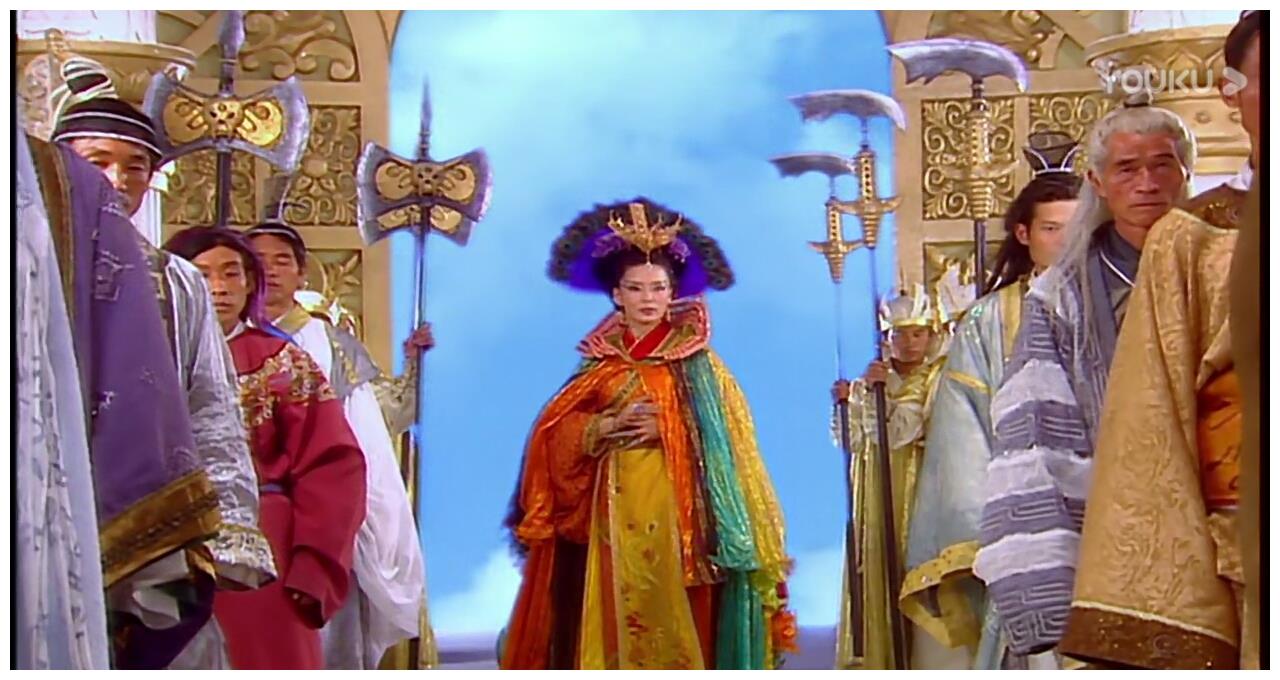 王母娘娘的少女心第一条,衣服一定要鲜艳,管他黑的白的红的黄的紫的绿