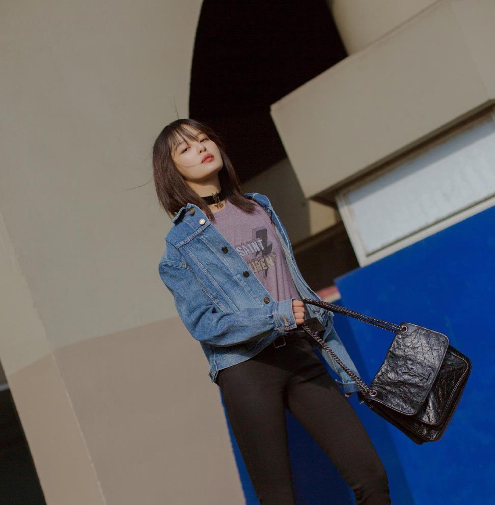 辛芷蕾印花开衫配短裤霸气秀美腿可知道价格网友直呼买不起